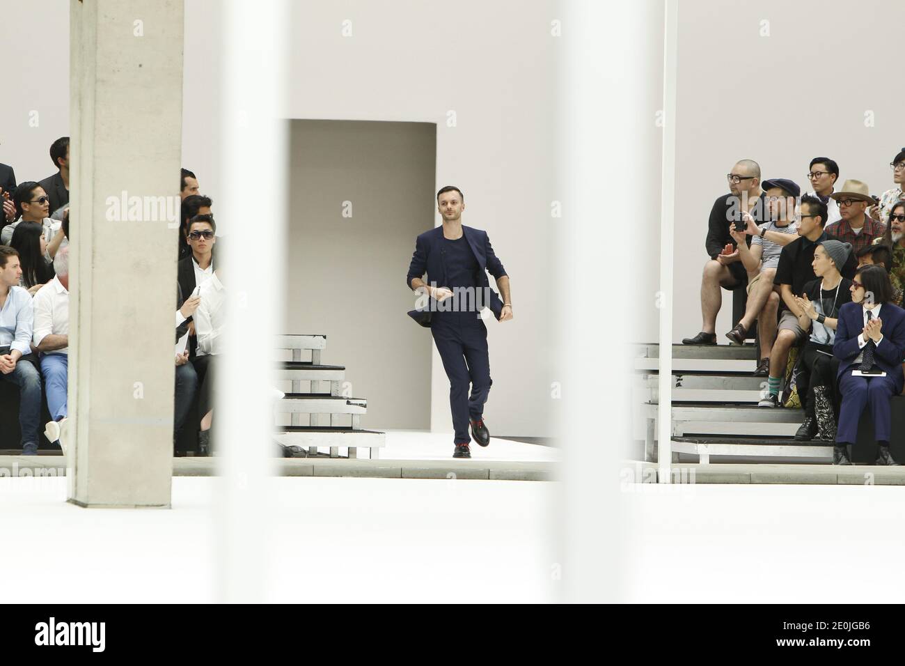 Der belgische Designer Kris Van Assche ist mit seiner Kollektion Frühjahr/Sommer 2013 für Herren auf der Paris Fashion Week am 30. Juni 2012 in Paris, Frankreich, vertreten. Foto von Alain Gil-Gonzalez/ABACAPRESS.COM Stockfoto