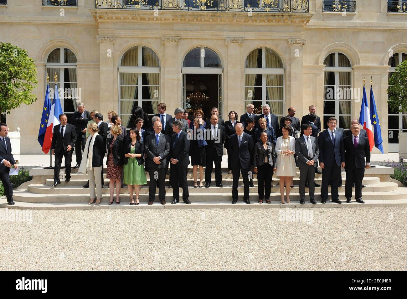 Der französische Präsident Francois Hollande und Premierminister Jean-Marc Ayrault kommen am 4. Juli 2012 an, um mit den Mitgliedern der zweiten Regierung Ayraults im Elysee-Palast in Paris zu posieren. 1. Runde (von links nach rechts) Französische Ministerin für Ökologie, nachhaltige Entwicklung und Energie Delphine Batho, Außenhandelsministerin Nicole Bricq, Ministerin für die Gleichstellung von Gebieten und Wohnungsbau Cecile Duflot, Wirtschafts- und Finanzminister Pierre Moscovici, Bildungsminister Vincent Peillon, Außenminister Laurent Fabius, Justizministerin Christiane Taubira, Mini für soziale Angelegenheiten und Gesundheit Stockfoto