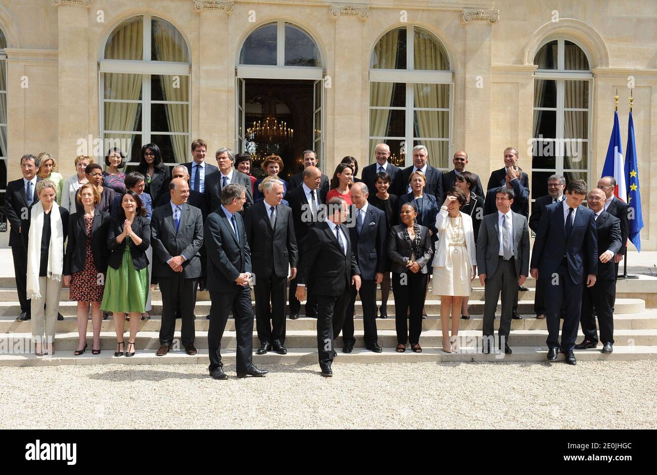 Der französische Präsident Francois Hollande stellt sich am 4. Juli 2012 mit den Mitgliedern der zweiten Regierung Ayraults im Elysee-Palast in Paris, Frankreich, auf. 1. Runde (von links nach rechts) Französische Ministerin für Ökologie, nachhaltige Entwicklung und Energie Delphine Batho, Außenhandelsministerin Nicole Bricq, Ministerin für die Gleichstellung von Gebieten und Wohnungsbau Cecile Duflot, Wirtschafts- und Finanzminister Pierre Moscovici, Bildungsminister Vincent Peillon, Premierminister Jean-Marc Ayrault, Präsident Francois Hollande, Außenminister Laurent Fabius, Justizministerin Christiane Taubira, Soziales Stockfoto