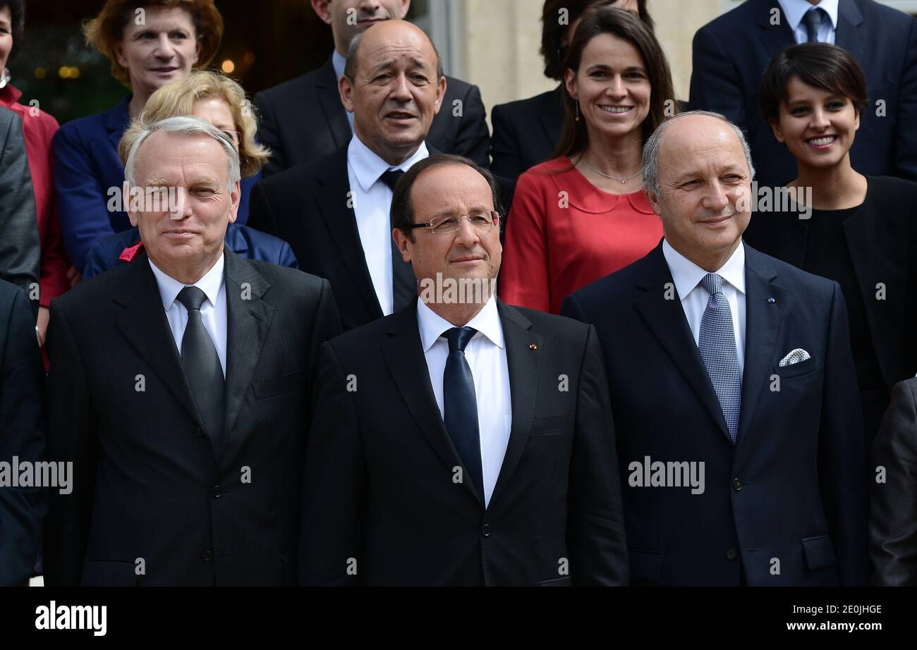 Der französische Präsident Francois Hollande stellt sich am 4. Juli 2012 mit den Mitgliedern der zweiten Regierung Ayraults im Elysee-Palast in Paris, Frankreich, auf. Erste Runde (von links nach rechts) der französische Premierminister Jean-Marc Ayrault, Präsident Francois Hollande, Außenminister Laurent Fabius. 2. Runde (von links nach rechts) Verteidigungsminister Jean-Yves Le Drian, Ministerin für Kultur und Kommunikation Aurelie Filippetti, Ministerin für Frauenrechte und Regierungssprecherin Najat Vallaud-Belkacem, Staatsreform, Dezentralisierung und öffentliche Verwaltung Ministerin Marylise Lebranchu, Ministerin für Handwerk, Tou Stockfoto