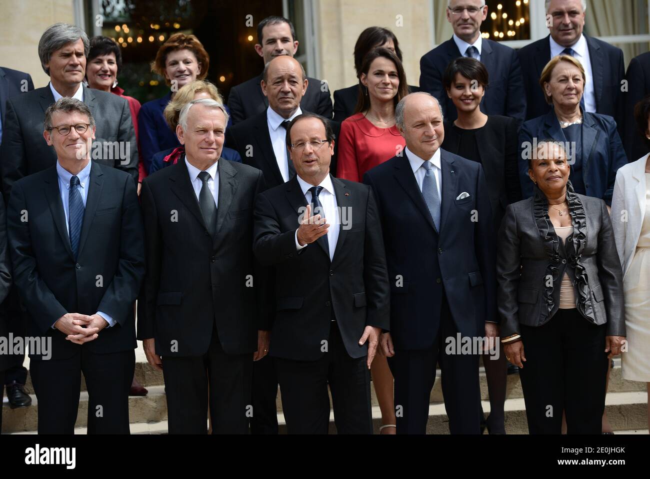 Der französische Präsident Francois Hollande stellt sich am 4. Juli 2012 mit den Mitgliedern der zweiten Regierung Ayraults im Elysee-Palast in Paris, Frankreich, auf. 1. Runde (von links nach rechts) Französischer Bildungsminister Vincent Peillon, Premierminister Jean-Marc Ayrault, Präsident Francois Hollande, Außenminister Laurent Fabius, Justizministerin Christiane Taubira. Zweite Runde (links nach rechts) Landwirtschaftsminister Stephane Le Foll, Minister für Hochschulen und Forschung Genevieve Fioraso, Verteidigungsminister Jean-Yves Le Drian, Minister für Kultur und Kommunikation Aurelie Filippetti, Minister für Frauenhaus Stockfoto