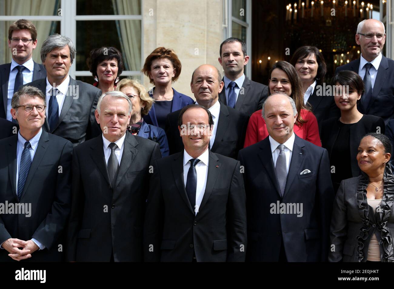 Der französische Präsident Francois Hollande posiert mit den Mitgliedern der zweiten Regierung Ayraults im Elysee-Palast in Paris., Frankreich am 4. Juli 2012. 1. Runde (von links nach rechts) Französischer Bildungsminister Vincent Peillon, Premierminister Jean-Marc Ayrault, Präsident Francois Hollande, Außenminister Laurent Fabius, Justizministerin Christiane Taubira. Zweite Runde (links nach rechts) Landwirtschaftsminister Stephane Le Foll, Minister für Hochschulen und Forschung Genevieve Fioraso, Verteidigungsminister Jean-Yves Le Drian, Minister für Kultur und Kommunikation Aurelie Filippetti, Ministerin für Frauen-Ri Stockfoto