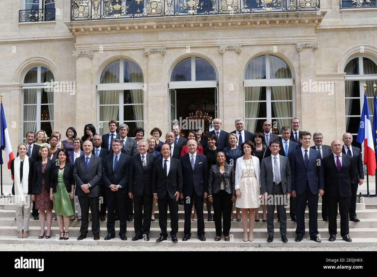Der französische Präsident Francois Hollande posiert mit den Mitgliedern der zweiten Regierung Ayraults im Elysee-Palast in Paris., Frankreich am 4. Juli 2012. 1. Runde (von links nach rechts) Französische Ministerin für Ökologie, nachhaltige Entwicklung und Energie Delphine Batho, Außenhandelsministerin Nicole Bricq, Ministerin für die Gleichstellung von Gebieten und Wohnungsbau Cecile Duflot, Wirtschafts- und Finanzminister Pierre Moscovici, Bildungsminister Vincent Peillon, Premierminister Jean-Marc Ayrault, Präsident Francois Hollande, Außenminister Laurent Fabius, Justizministerin Christiane Taubira, Soziales Stockfoto
