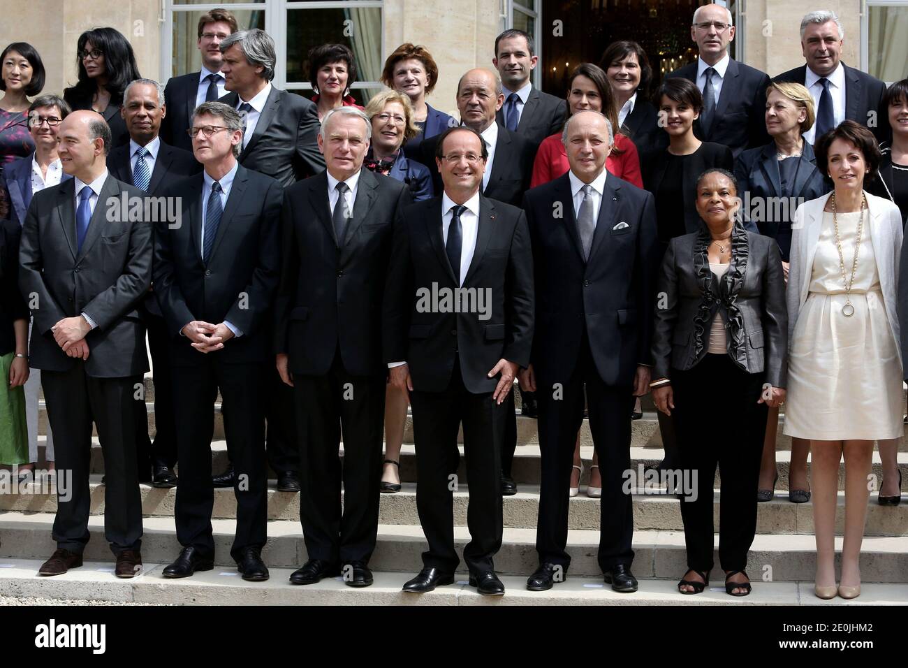 Der französische Präsident Francois Hollande posiert mit den Mitgliedern der zweiten Regierung Ayraults im Elysee-Palast in Paris., Frankreich am 4. Juli 2012. 1. Runde (von links nach rechts) französischer Wirtschafts- und Finanzminister Pierre Moscovici, Bildungsminister Vincent Peillon, Premierminister Jean-Marc Ayrault, Präsident Francois Hollande, Außenminister Laurent Fabius, Justizministerin Christiane Taubira, Sozial- und Gesundheitsministerin Marisol Touraine. 2. Runde (von links nach rechts) Sportministerin Valerie Fourneyron, Ministerin für Überseegebiete Victorin Lurel, Landwirtschaftsminister Stephane Stockfoto
