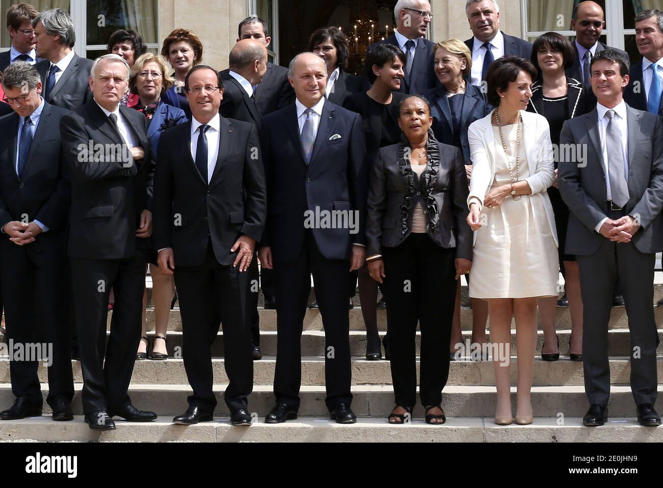 Der französische Präsident Francois Hollande posiert mit den Mitgliedern der zweiten Regierung Ayraults im Elysee-Palast in Paris., Frankreich am 4. Juli 2012. Erste Runde (von links nach rechts) Französischer Bildungsminister Vincent Peillon, Premierminister Jean-Marc Ayrault, Präsident Francois Hollande, Außenminister Laurent Fabius, Justizministerin Christiane Taubira, Sozial- und Gesundheitsministerin Marisol Touraine, Innenminister Manuel Valls. Zweite Runde (von links nach rechts) Landwirtschaftsminister Stephane Le Foll, Minister für Hochschulen und Forschung Genevieve Fioraso, Verteidigungsminister Jean-Yves Le Dria Stockfoto