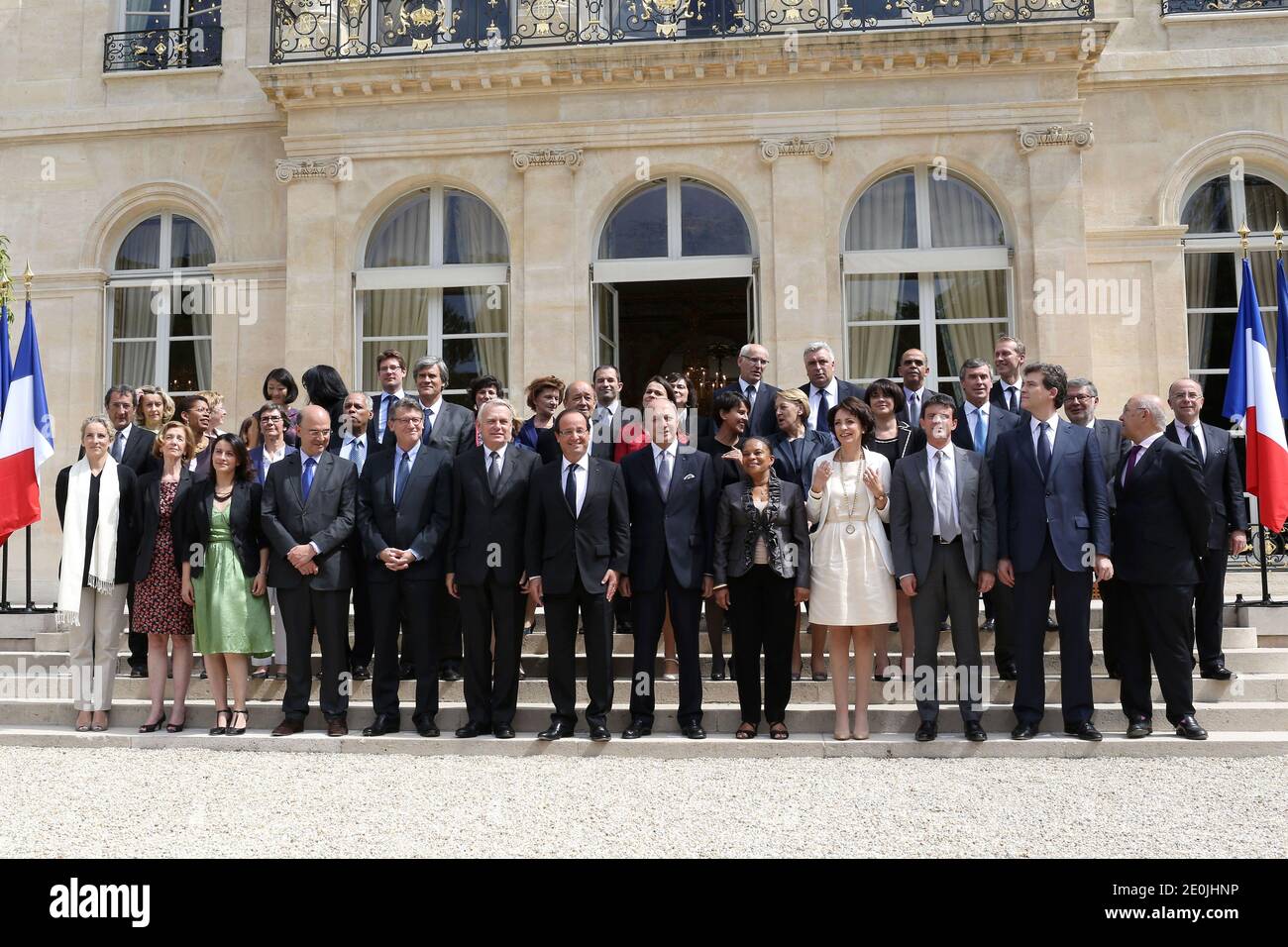 Der französische Präsident Francois Hollande posiert mit den Mitgliedern der zweiten Regierung Ayraults im Elysee-Palast in Paris., Frankreich am 4. Juli 2012. 1. Runde (von links nach rechts) Französische Ministerin für Ökologie, nachhaltige Entwicklung und Energie Delphine Batho, Außenhandelsministerin Nicole Bricq, Ministerin für die Gleichstellung von Gebieten und Wohnungsbau Cecile Duflot, Wirtschafts- und Finanzminister Pierre Moscovici, Bildungsminister Vincent Peillon, Premierminister Jean-Marc Ayrault, Präsident Francois Hollande, Außenminister Laurent Fabius, Justizministerin Christiane Taubira, Soziales Stockfoto