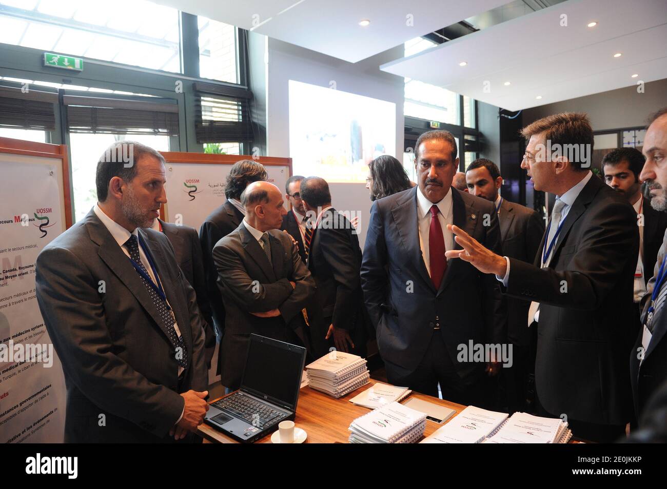 Katars Außenminister Scheich Hamad bin Jassim Al Thani trifft sich am 6. Juli 2012 mit syrischen Ärzten und Aktivisten auf der Konferenz "Freunde des syrischen Volkes" in Paris, Frankreich. Foto von Ammar Abd Rabbo/ABACAPRESS.COM Stockfoto
