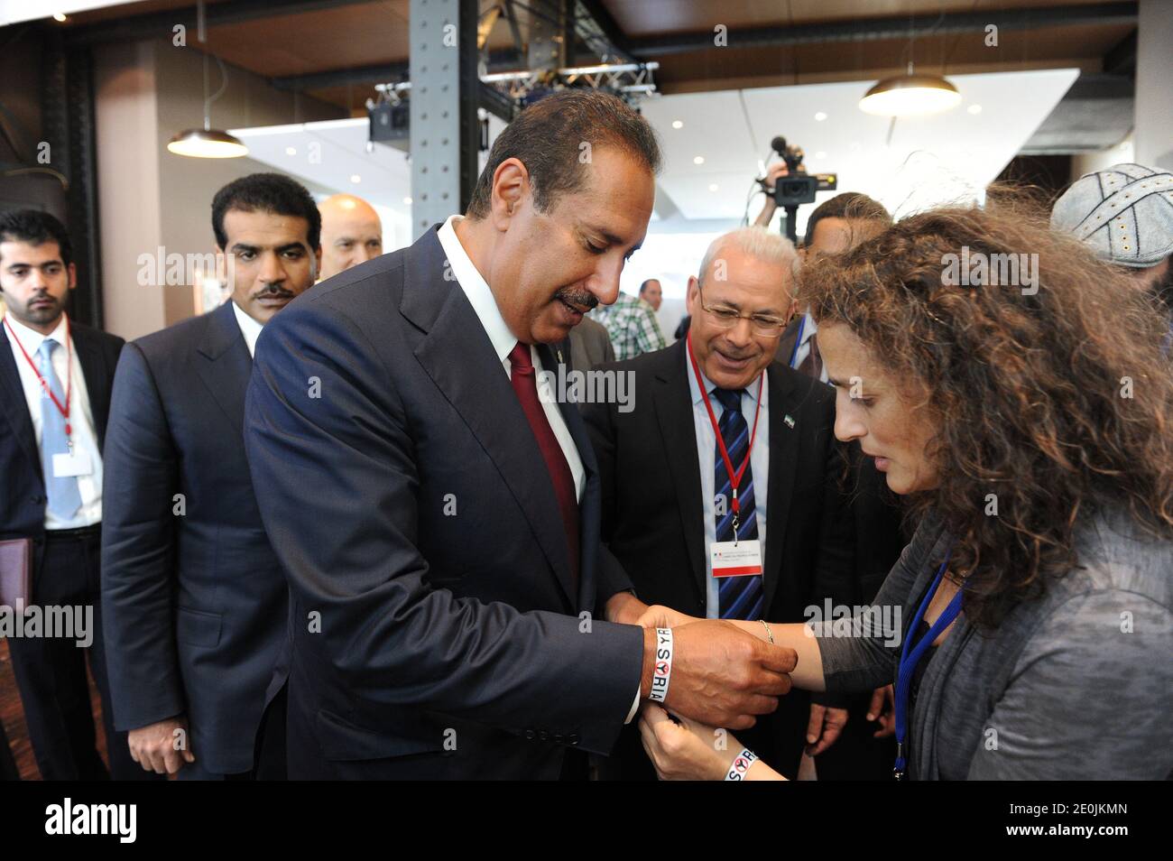 Katars Außenminister Scheich Hamad bin Jassim Al Thani trifft sich am 6. Juli 2012 mit syrischen Ärzten und Aktivisten auf der Konferenz "Freunde des syrischen Volkes" in Paris, Frankreich. Foto von Ammar Abd Rabbo/ABACAPRESS.COM Stockfoto