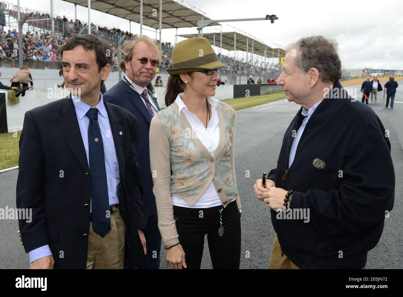 Der französische Präsident des Automobile Club de l’Ouest (ACO) Pierre Fillon, der französische Präsident der FIA Jean Todt und seine Frau Michelle Yeoh beim 10. Le Mans-Klassikrennen, einem Rennen für 24-Stunden-Oldtimer von Le Mans am 7. juli auf der Rennstrecke von Le Mans im Westen Frankreichs, 2012. Foto von Guy Durand/ABACAPRESS.COM Stockfoto