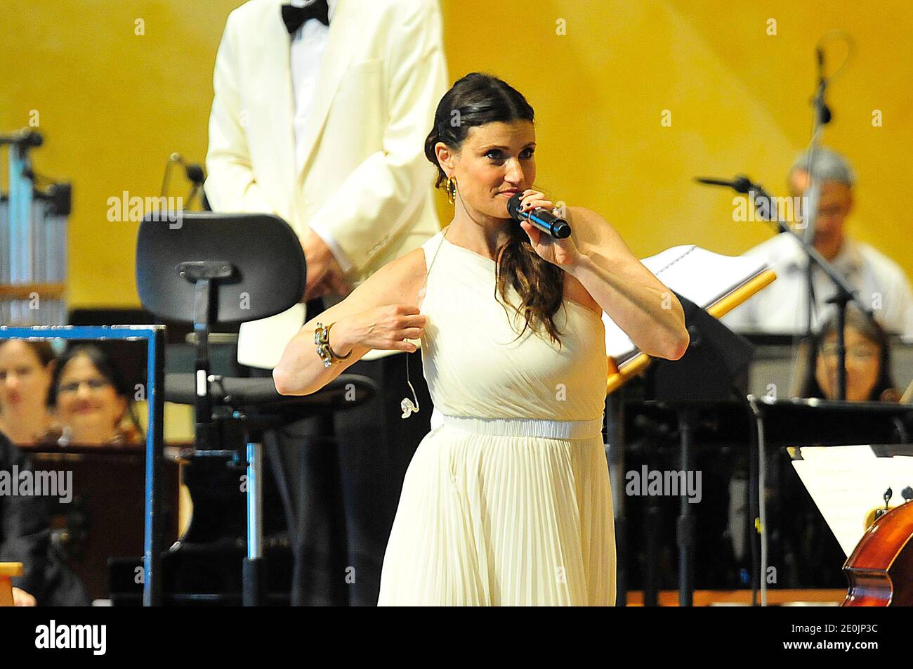 Idina Menzel tritt mit dem Chicago Symphony Orchestra auf, geleitet von Marvin Hamlisch im Rahmen des "Ravinia Festival" im Highland Park, Illinois, USA am 08. Juli 2012. Die Tony Award-Gewinnerin kam barfuß in einem griechischen Gewand auf die Bühne und verriet, dass sie sich von ihrer Krankheit erholte. Idina Menzel ist auch heute bekannt für ihre Arbeit an 'Glee'. Foto von Cindy Barrymore/ABACAPRESS.COM Stockfoto