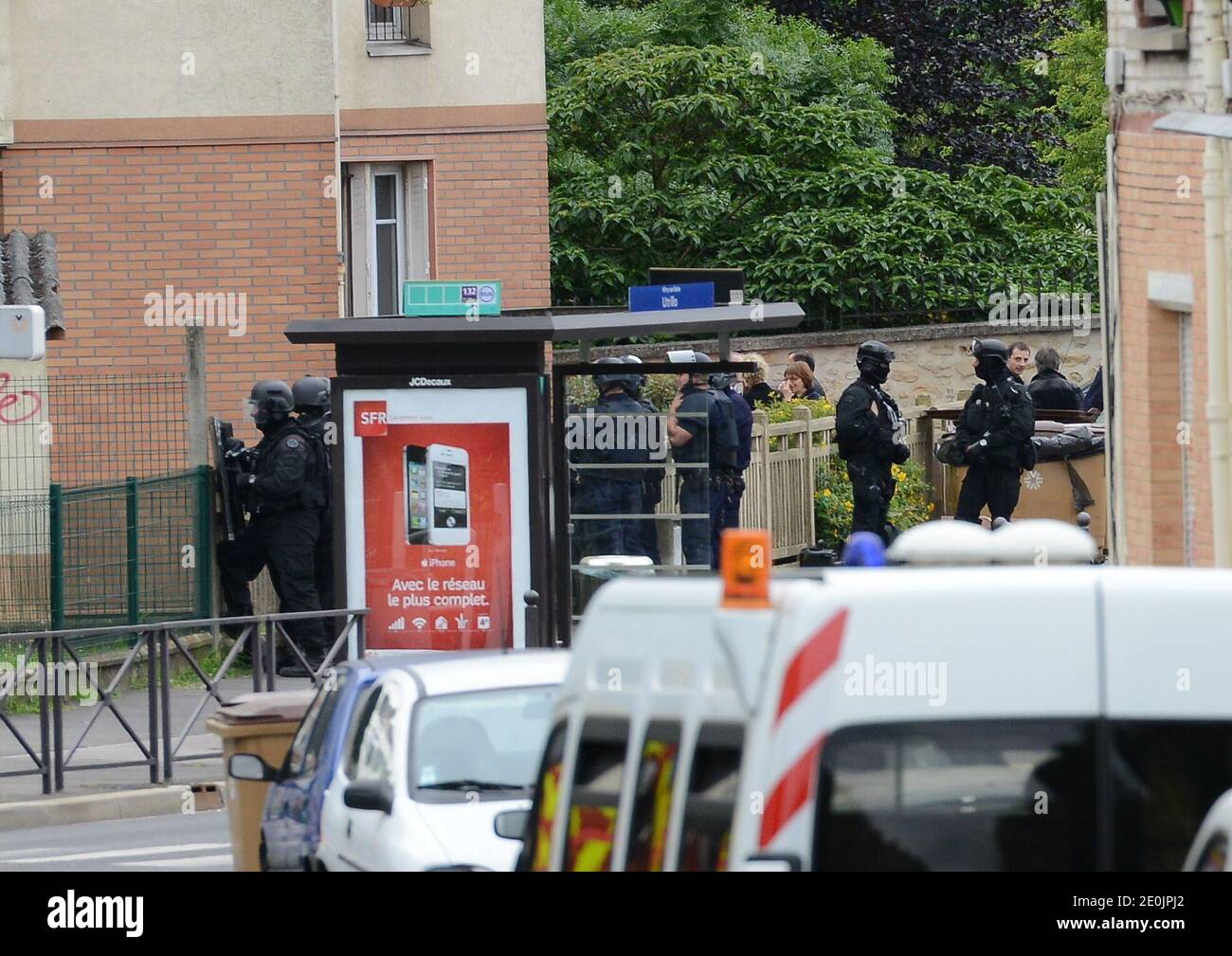 Am 10. Juli 2012, nach der Freilassung einer Gruppe von Kindern, die er in einer Schule in Vitry-sur-seine, am Stadtrand von Paris, Frankreich, gehalten hatte, wird eine Polizeiüberfalleinheit der Elite gesehen, wo ein bewaffneter Mann eine elterliche Geisel hält. Die Eltern seien gekommen, um ihr Kind an der Schule in Vitry-sur-seine abzusetzen, die während der Ferien als Freizeitzentrum genutzt wird, teilte die Polizei mit. Viele Schulen bieten Sommeraktivitäten während der Ferien an. Die Schule befindet sich im Zentrum der Stadt, selbst etwa 7.5 km (5 Meilen) vom Zentrum von Paris entfernt. Die Polizei wurde gegen 07:00 (05:00 GMT) in die Schule gerufen, wh Stockfoto