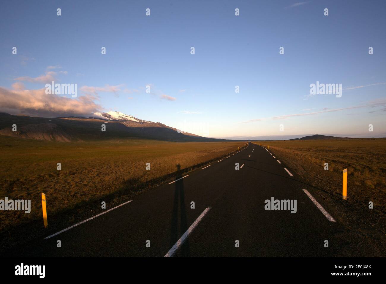 Isländische Bergstraße in den Sonnenuntergang Stockfoto