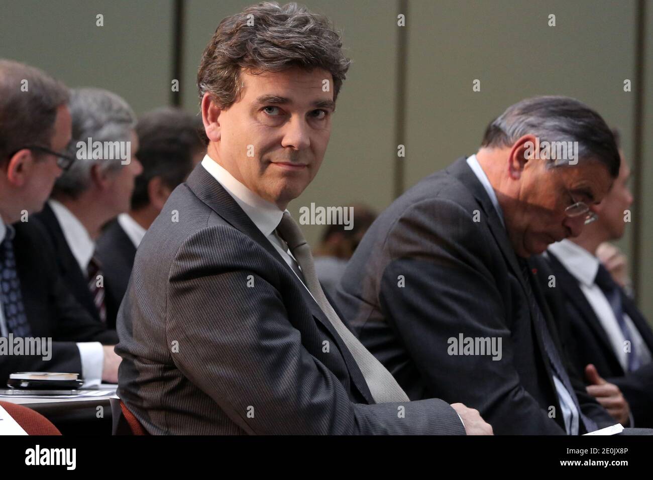 Der französische Minister für industrielle Verwertung und Nahrungsmittelindustrie, Arnaud Montebourg, und der französische CEO von Saint-Gobain, Jean-Louis Beffa, hatten am 18. Juli 2012 bei einem Runden Tisch mit Schwerpunkt auf der französischen Industrie an der Ecole des Mines (Mines ParisTech) in Paris, Frankreich, einen Schwerpunkt. Foto von Stephane Lemouton/ABACAPRESS.COM Stockfoto