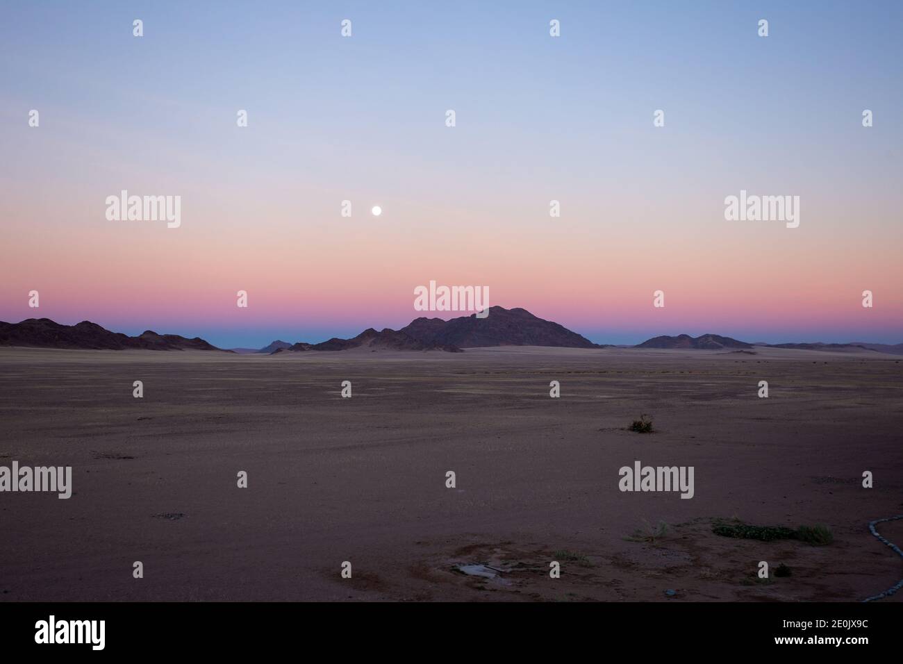 Farbenfroher Sonnenuntergang in der naukluft Wüste Stockfoto
