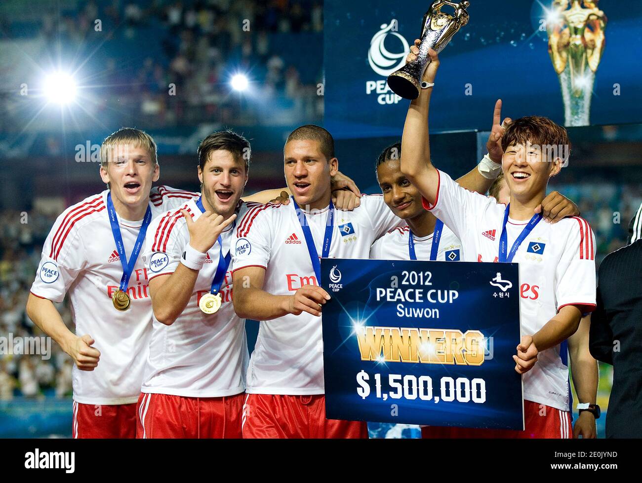 Sohn Heung-Min (R) von Hamburger hält die Trophäe, während er mit den Teamkollegen Jeffrey Bruma (C) und Michael Mancienne feiert, nachdem er das Peace Cup-Endspiel zwischen Seongnam Ilhwa Chunma und dem Hamburger SV gewonnen hat, das am 22. Juli 2012 im Suwon World Cup Stadium in Suwon, Südkorea, stattfand. Foto von Myunggu Han/ABACAPRESS.COM Stockfoto
