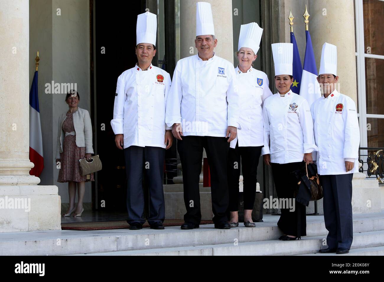 (Von L) Zhao Yong Liang, Chinas Chef der "Großen Halle des Volkes", Shalom Kadosh, Chef für offizielle Empfänge in Israel, Chef des Präsidenten der Republik Irland, Rosaleen Mc Bride, Cristeta Comerford, Chef des Präsidenten der Vereinigten Staaten, Und Chinas Hou Fang Pose, als sie am Elysee Präsidentenpalast vor einem Treffen mit Präsident Francois Hollande in Paris, Frankreich am 24. Juli 2012 ankommen. Foto von Stephane Lemouton/ABACAPRESS.COM Stockfoto