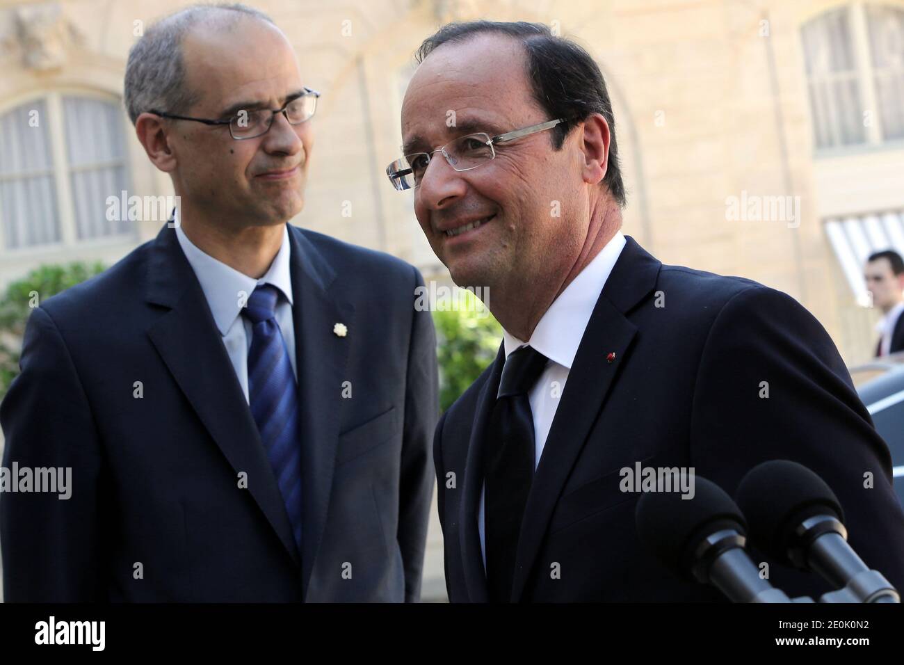 Der französische Präsident Francois Hollande und Andorras Regierungschef Antoni Marti Petit antworten den Medien nach einem Treffen am 26. Juli 2012 im Elysee-Palast in Paris. Foto von Stephane Lemouton/ABACAPRESS.COM. Stockfoto