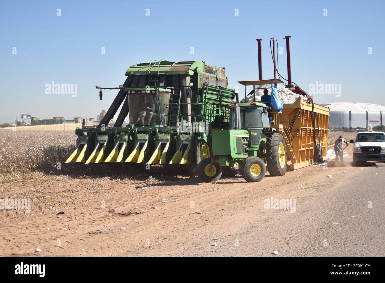 Glendale, AZ. USA 11/18/2020. MK FARMEN John Deere 9985 Baumwollerntemaschine und KBH Modul-Baukasten, der von John Deere 4430 Traktor geschleppt wird Stockfoto