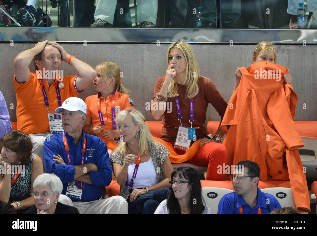 Prinz Willem-Alexander, Prinzessin Maxima und ihre Töchter besuchen das Schwimmfinale im Aquatics Centre während der Olympischen Spiele 2012 in London am 28. Juli 2012. Foto von Guibbaud/Gouhier/JMP/ABACAPRESS.COM Stockfoto