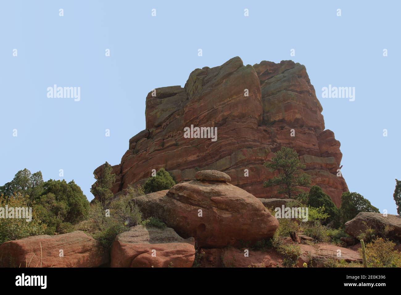 Große Felsformationen aus rotem Sandstein im Red Rocks State Park in Colorado, USA Stockfoto