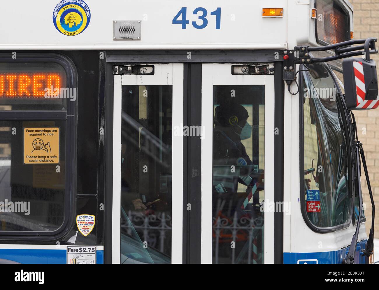 New York, USA. Januar 2021. Ein Busfahrer mit Gesichtsmaske arbeitet in New York, USA, 1. Januar 2021. Die Gesamtzahl der COVID-19 Fälle in den Vereinigten Staaten überstieg am Freitag 20 Millionen, nach dem Center for Systems Science and Engineering (CSSE) an der Johns Hopkins University. Quelle: Wang Ying/Xinhua/Alamy Live News Stockfoto