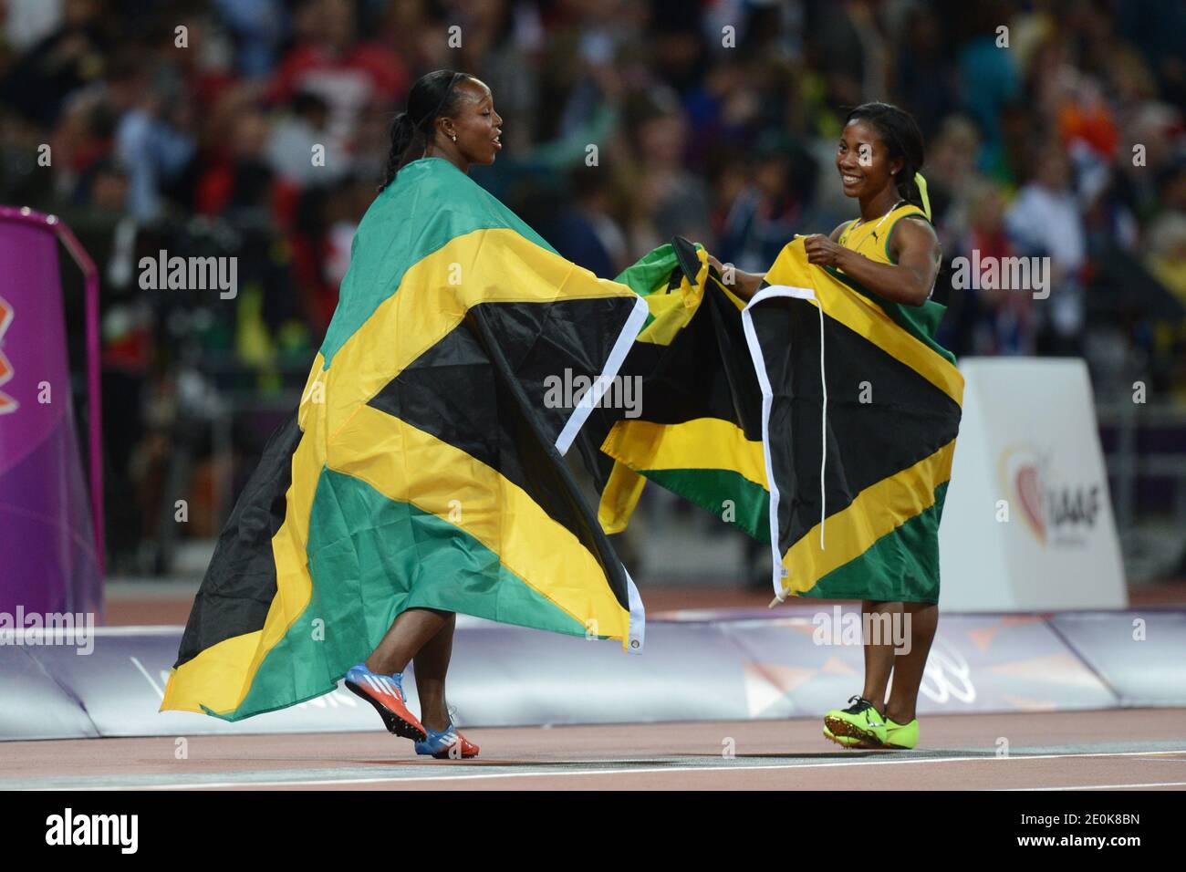 Shelly-Ann Fraser-Pryce und Veronica Campbell-Brown feiern den Gewinn von Gold und Silber beim Finale der Frauen im 100 m Finale während der Olympischen Spiele 2012 in London im Olympiastadion in London, Großbritannien, am 4. August 2012. Foto von Gouhier-Guibbaud-JMP/ABACAPRESS.COM Stockfoto