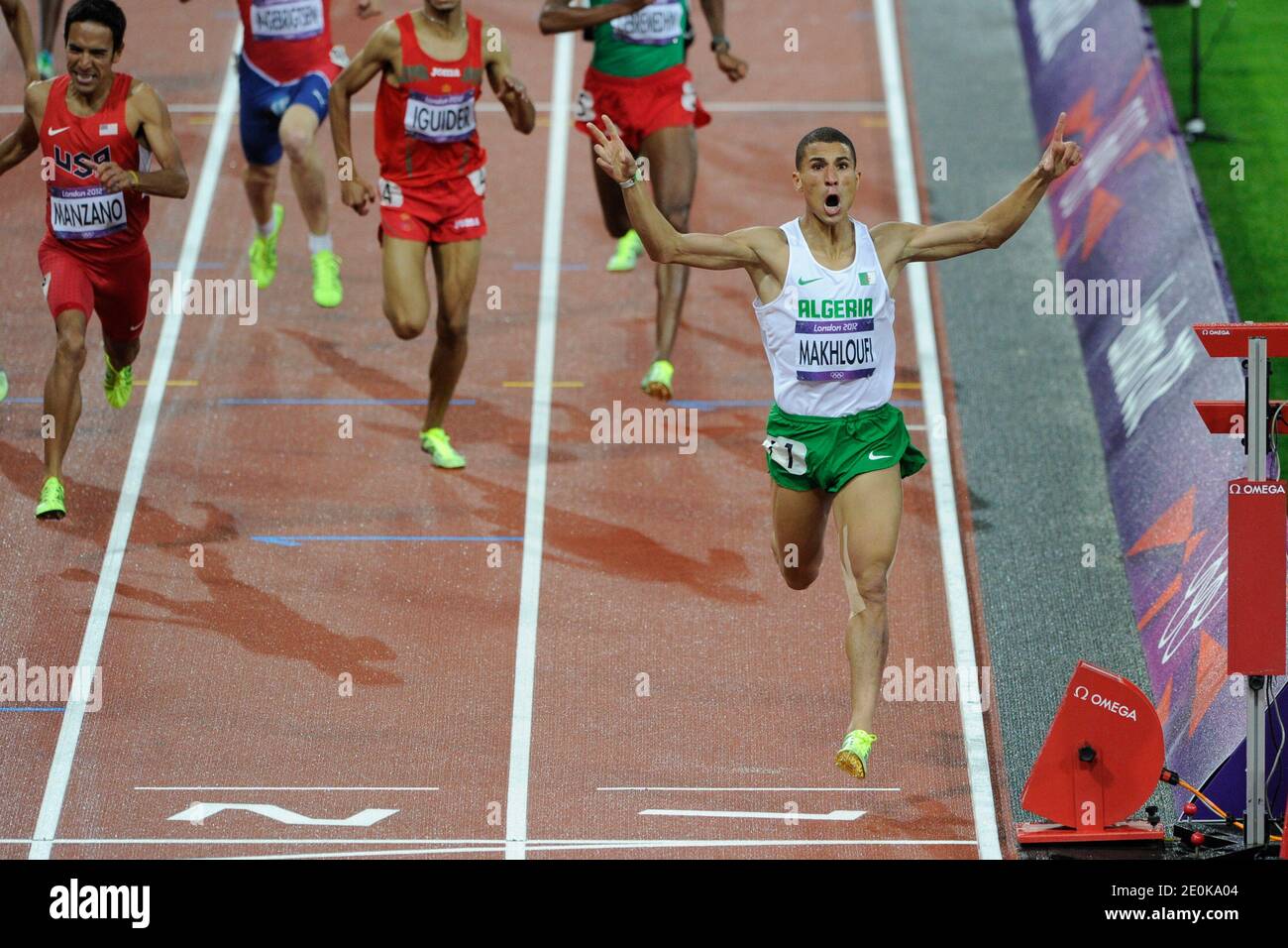 Taoufik Makhloufi aus Algerien feiert, als er die Ziellinie überquert und das 1500-m-Rennen der Männer im Olympiastadion gewinnt, während der Olympischen Sommerspiele 2012 in London, Großbritannien, Dienstag, 7. August 2012. Foto von Henri Szwarc/ABACAPRESS.COM Stockfoto