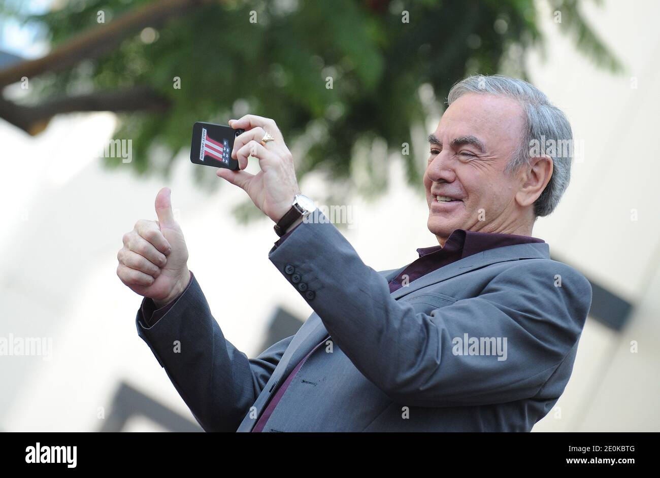 Sänger Neil Diamond wird am 10. August 2012 auf dem Hollywood Walk of Fame in Los Angeles, Kalifornien, mit dem 2,4 75. Star geehrt. Foto von Lionel Hahn/ABACAPRESS.COM Stockfoto