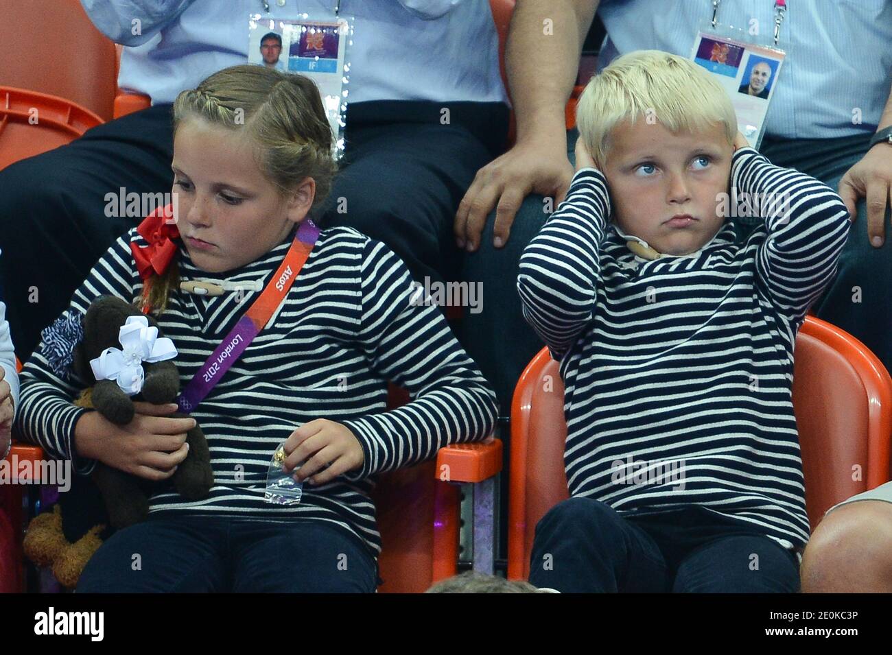 Kronprinz Haakon, Kronprinzessin Mete Marit von Norwegen mit Sohn Prinz Sverre Magnus und Tochter Prinzessin Ingrid Alexandra besuchen das Frauen-Handball-Finale um Goldmedaille, Norwegen gegen Montenegro im Olympiapark, während der Olympischen Spiele 2012 in London, am 11. August 2012. Norwegen gewann 26-23. Foto von Gouhier-Guibbaud-JMP/ABACAPRESS.COM Stockfoto