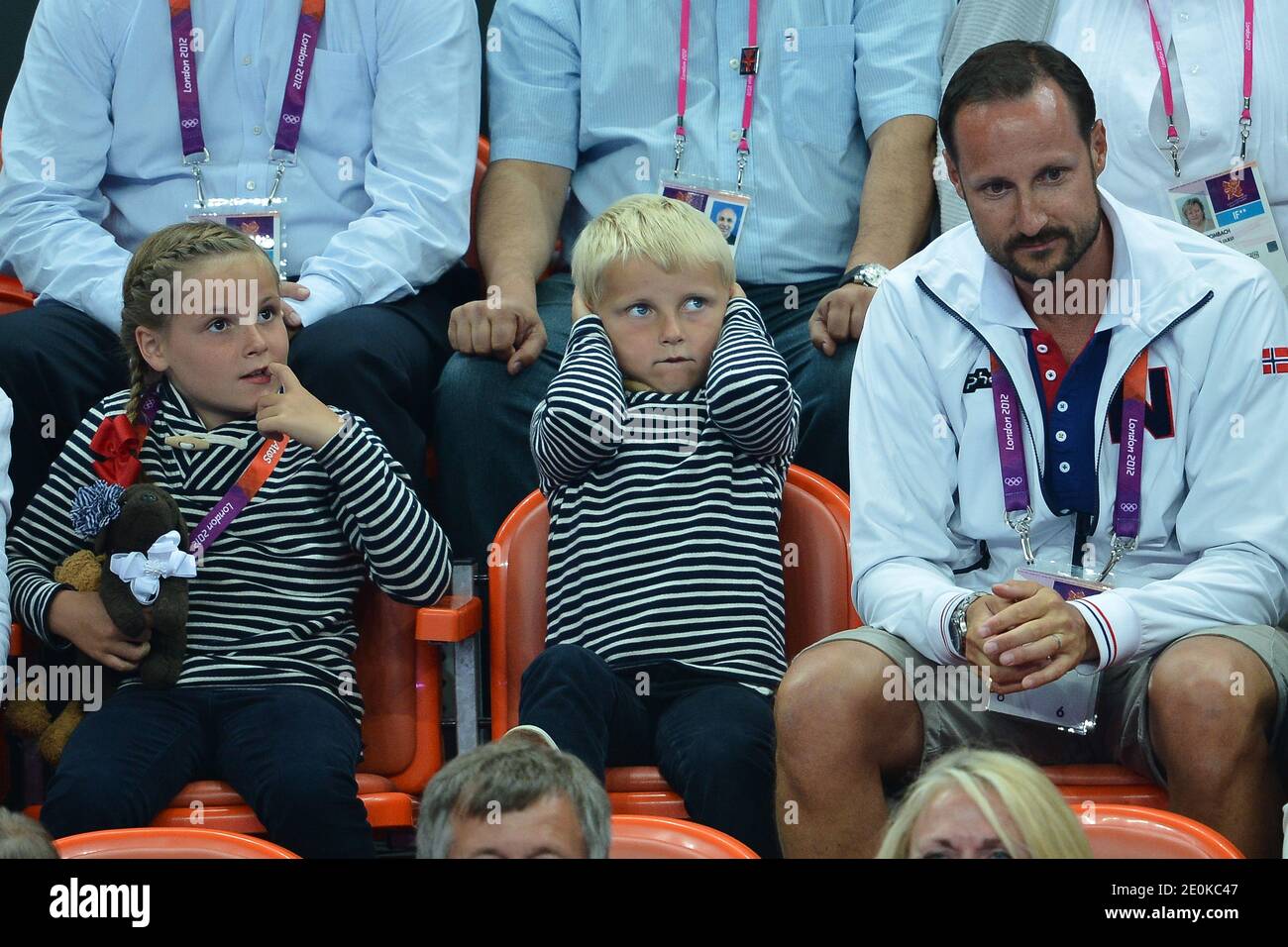 Kronprinz Haakon, Kronprinzessin Mete Marit von Norwegen mit Sohn Prinz Sverre Magnus und Tochter Prinzessin Ingrid Alexandra besuchen das Frauen-Handball-Finale um Goldmedaille, Norwegen gegen Montenegro im Olympiapark, während der Olympischen Spiele 2012 in London, am 11. August 2012. Norwegen gewann 26-23. Foto von Gouhier-Guibbaud-JMP/ABACAPRESS.COM Stockfoto