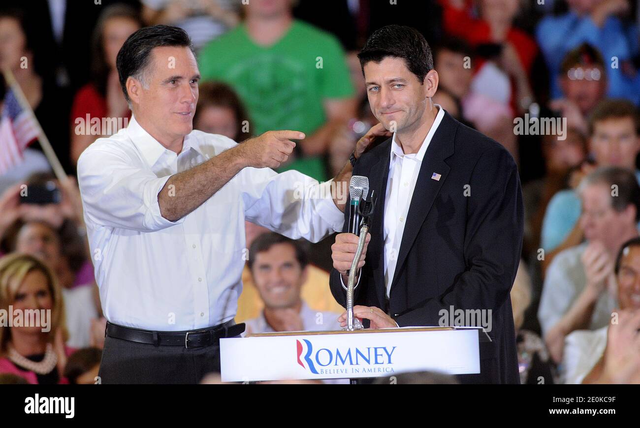 Republikanischer Vizepräsident Kandidat Paul Ryan (R-WI), Kampagnen mit republikanischen Präsidentschaftskandidaten ehemaligen Massachusetts Gov. Mitt Romney bei einer Ashland Victory Rallye am 11. August 2012 in Ashland, VA, USA. Mitt Romney gab den Abgeordneten Paul Ryan (R-WI), einen Kongressabgeordneten mit sieben Amtszeit, als seinen Vizepräsidenten bekannt. Foto von Olivier Douliery/ABACAPRESS.COM Stockfoto