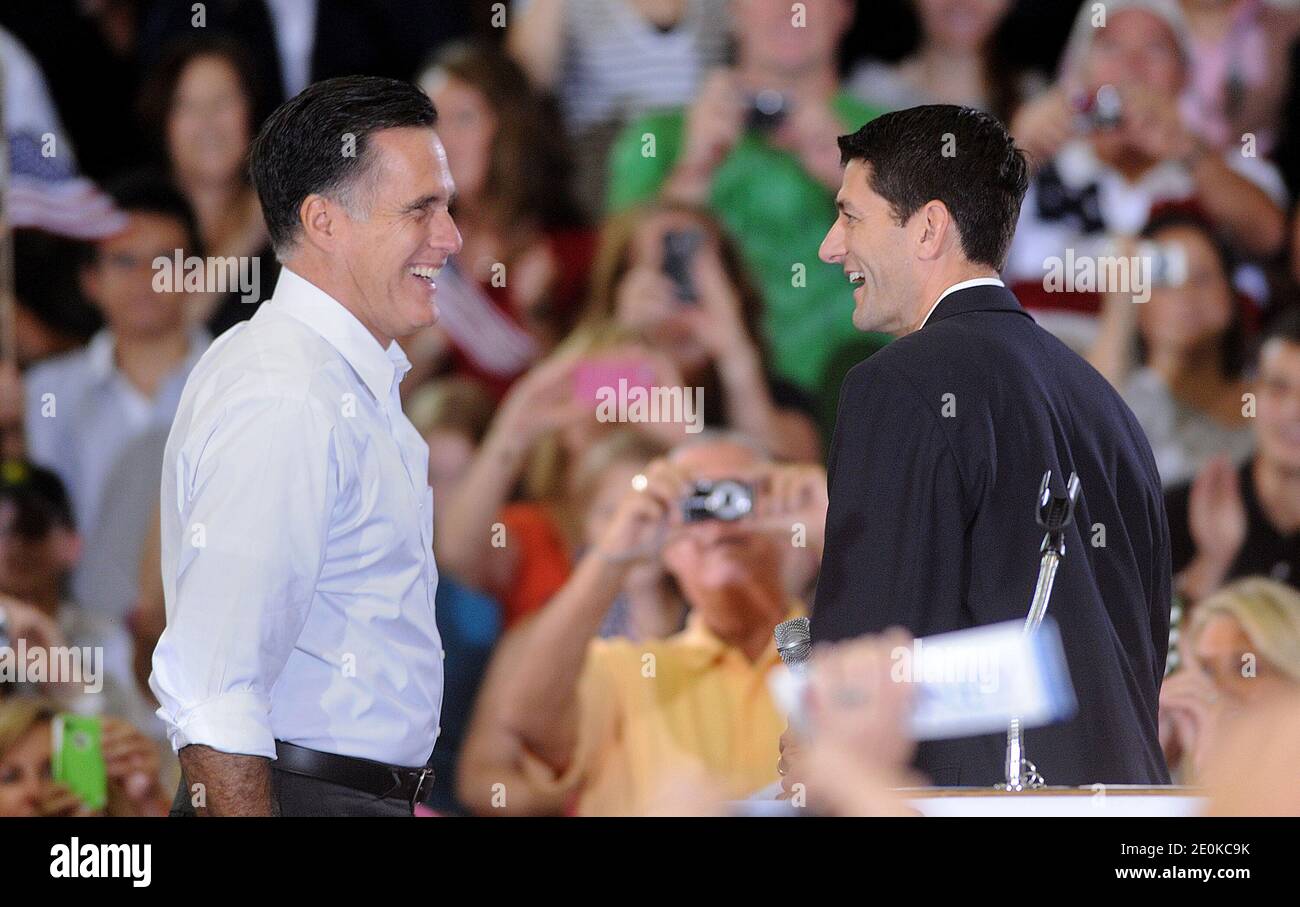 Republikanischer Vizepräsident Kandidat Paul Ryan (R-WI), Kampagnen mit republikanischen Präsidentschaftskandidaten ehemaligen Massachusetts Gov. Mitt Romney bei einer Ashland Victory Rallye am 11. August 2012 in Ashland, VA, USA. Mitt Romney gab den Abgeordneten Paul Ryan (R-WI), einen Kongressabgeordneten mit sieben Amtszeit, als seinen Vizepräsidenten bekannt. Foto von Olivier Douliery/ABACAPRESS.COM Stockfoto