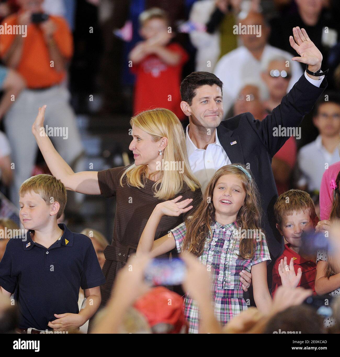 Der republikanische Präsidentschaftskandidat Paul Ryan und seine Frau Janna Ryan winken den Unterstützern zu, als er am 11. August 2012 bei der Ashland Victory Rally in Ashland, VA, USA ankommt. Mitt Romney gab den Abgeordneten Paul Ryan (R-WI), einen Kongressabgeordneten mit sieben Amtszeit, als seinen Vizepräsidenten bekannt. Foto von Olivier Douliery/ABACAPRESS.COM Stockfoto