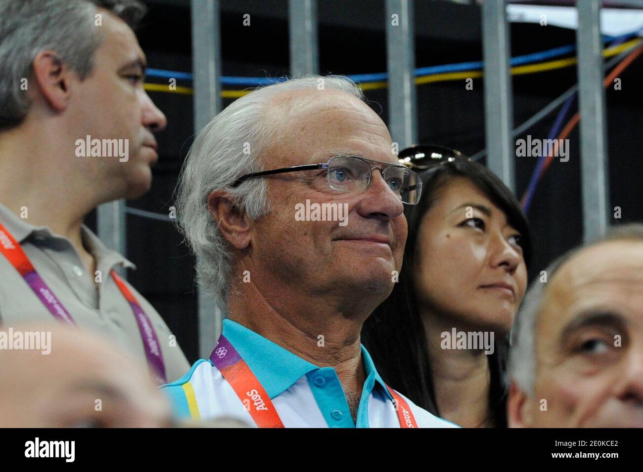 König Carl XVI Gustaf von Schweden nimmt an der Handball Männer Finale Frankreich gegen Schweden bei den Olympischen Spielen 2012 in London, Großbritannien am 12. August 2012. Frankreich gewann 22-21. Foto von Henri Szwarc/ABACAPRESS.COM Stockfoto