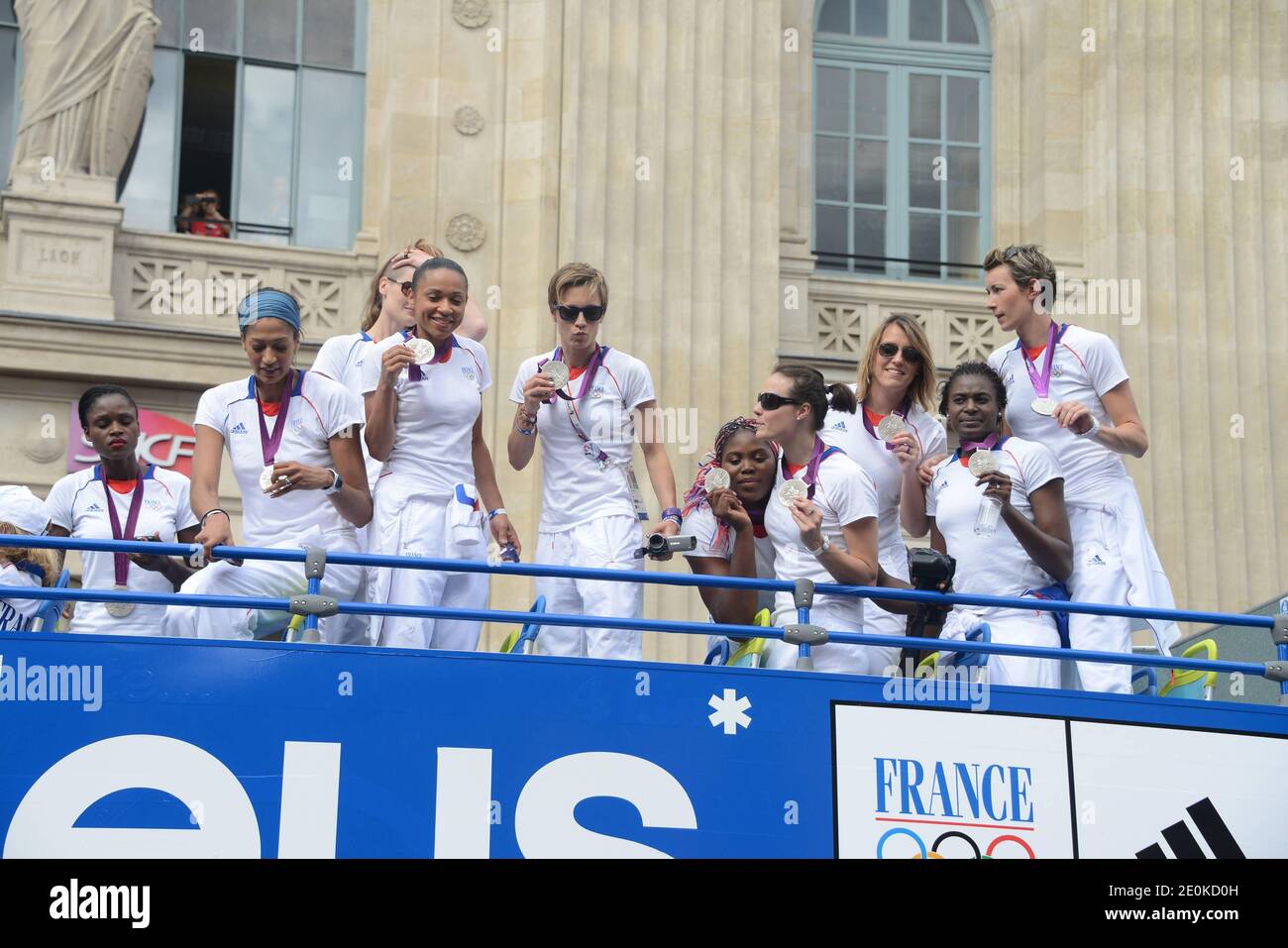 Frankreich Basketball-Team während der französischen Athleten Parade nach den Olympischen Spielen 2012 in London. Sie ziehen durch Paris, um mit ihren Fans zu feiern, nachdem sie am 13. August 2012 in Paris die Medaille für die Olympischen Spiele gewonnen haben. Foto von Nicolas Briquet/ABACAPRESS.COM Stockfoto