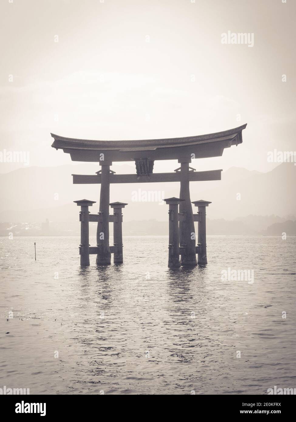 Schwarz-weißes schwimmendes Torii-Tor des Itsukushima-Schreins (Itsukushima-jinja) auf der Insel Miyajima (Itsukushima) in der Präfektur Hiroshima, Japan. Stockfoto