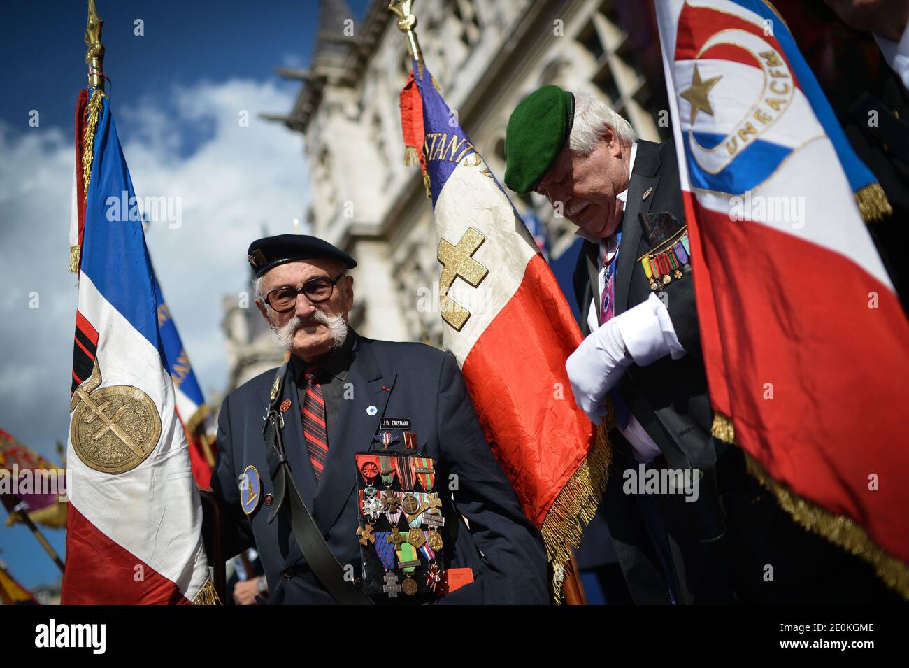 Veteranen werden während einer Zeremonie anlässlich des 68. Jahrestages der Befreiung von Paris während des Zweiten Weltkriegs im Pariser Rathaus, Fance, am 25. August 2012 abgebildet. Foto von Christophe Guibbaud/ABACAPRESS.COM Stockfoto