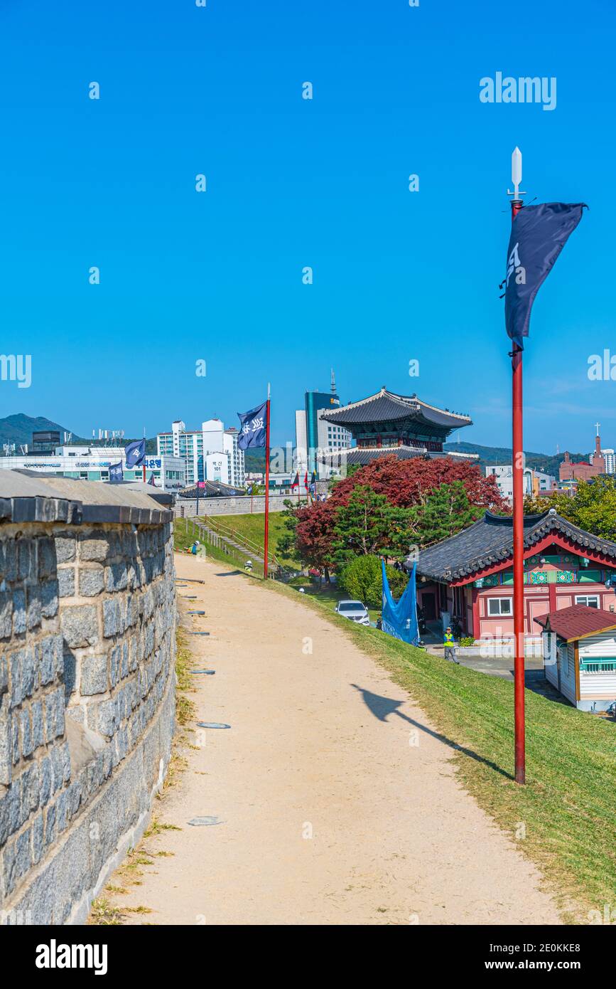 SUWON, KOREA, 24. OKTOBER 2019: Janganmun Tor der Festung Hwaseong in Suwon, Republik Korea Stockfoto