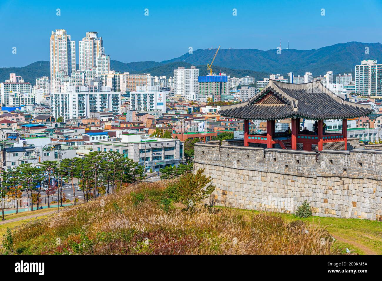 SUWON, KOREA, 24. OKTOBER 2019: Landschaft von Suwon hinter der Festung Hwaseong, Republik Korea Stockfoto