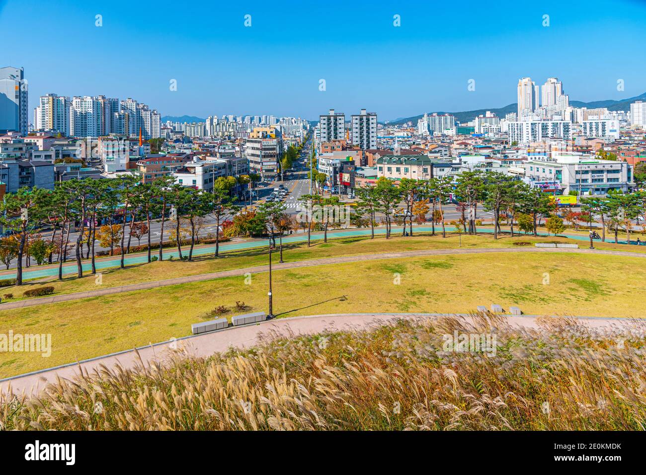 SUWON, KOREA, 24. OKTOBER 2019: Landschaft von Suwon hinter der Festung Hwaseong, Republik Korea Stockfoto