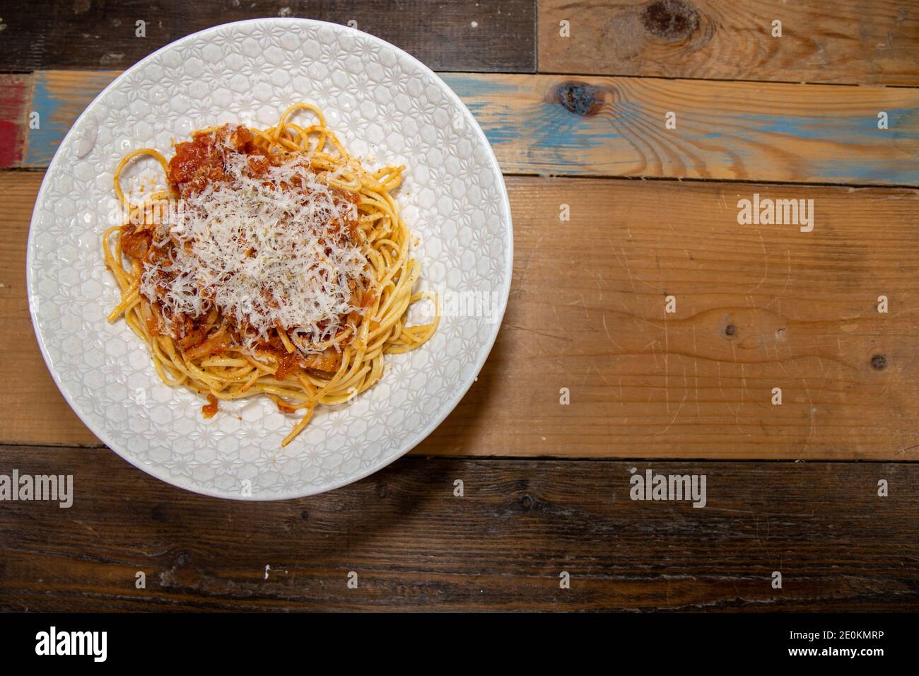 Ein Teller mit köstlichen Thunfisch Pasta Spaghetti Bolognese gekrönt mit Geriebener Käse Stockfoto