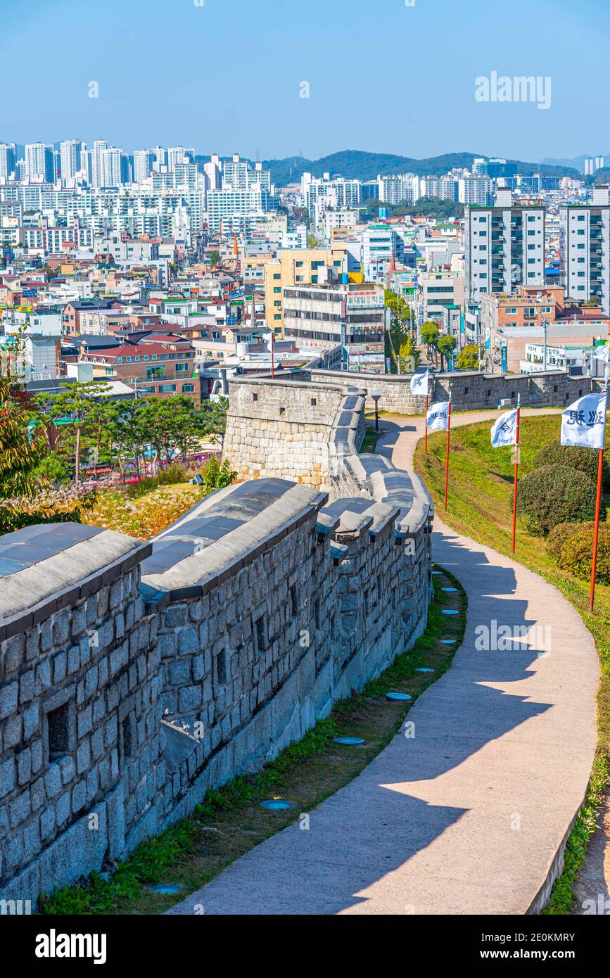 SUWON, KOREA, 24. OKTOBER 2019: Landschaft von Suwon hinter der Festung Hwaseong, Republik Korea Stockfoto