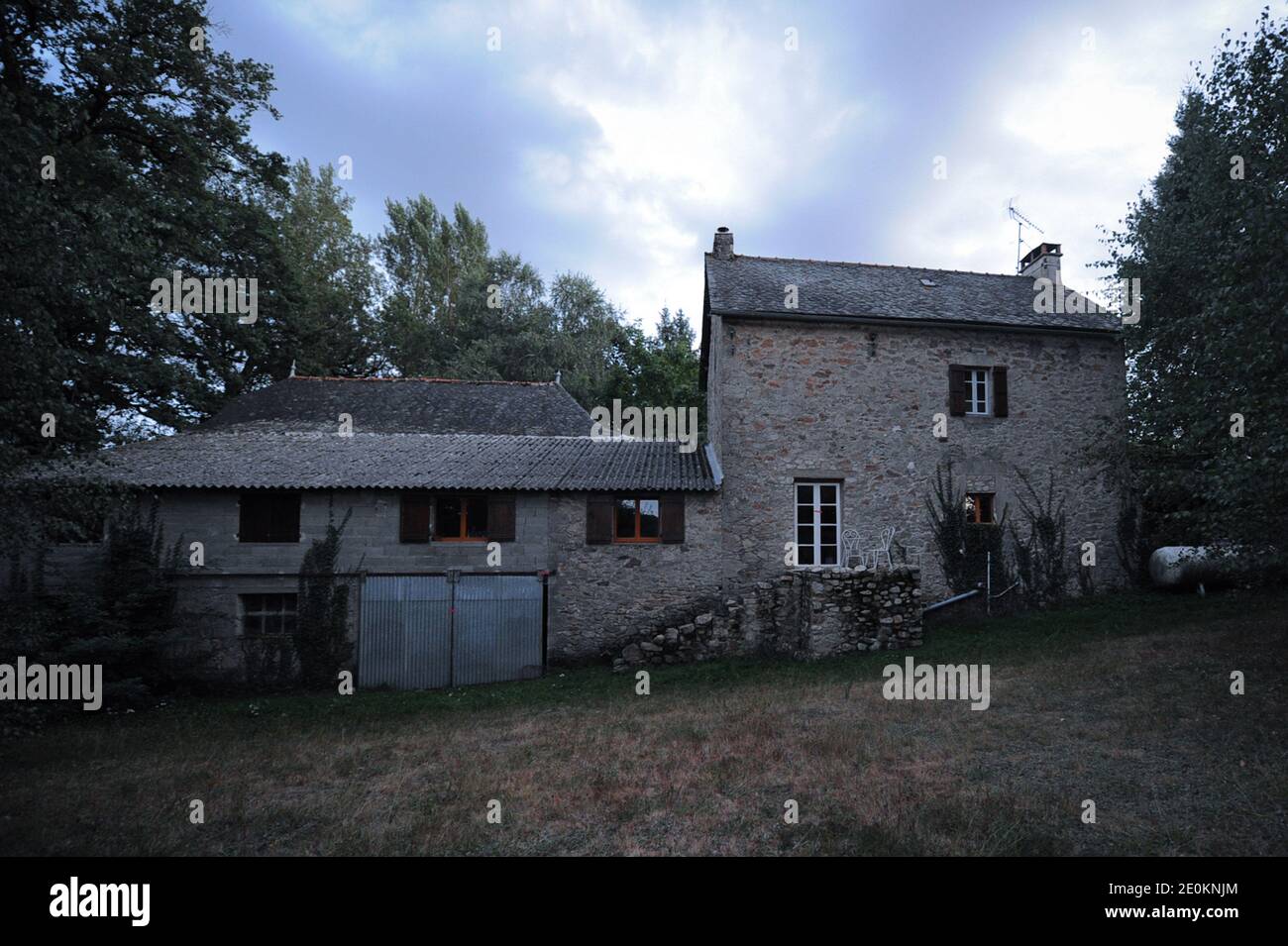 Das Haus der britischen ehemaligen Werbegeschäftsführerin Patricia Wilson ist am 30. August 2012 in Vabre Tizac, Aveyron, Frankreich, abgebildet. Patricia Wilson war vor fünf Jahren in das Dorf gezogen. Seit August 18 ist Patricia Wiston verschwunden. Es wurde berichtet, dass die Polizei ihre Steinhütte betrat, wo sie Blut auf dem Boden und an den Wänden fanden. Ihr Leichnam wurde noch nicht gefunden und Polizeitaucher suchten nach einer Morduntersuchung in der Gegend nach Seen. Der Gärtner wurde verhaftet, nachdem Blutproben aus ihrem Haus entnommen wurden und sein Auto Wilsons DNA-Profil entsprach. Foto von Florent Busquets-Manavit/ABACAPR Stockfoto