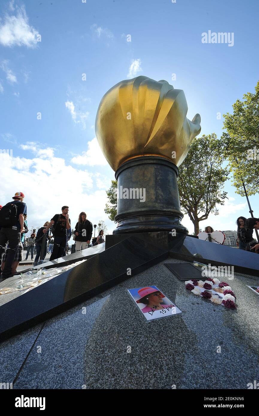 Am 31. August 2012, am Tag des 15. Todestages von Lady Diana, stehen Menschen vor der Statue "Flamme der Freiheit" an der Unterführung Pont de l'Alma in Paris, Frankreich. Diana starb am 31. August 1997 bei einem Autounfall in einem Pariser Straßentunnel an der Seite ihres Gefährten Dodi Fayed und löste damit eine außergewöhnliche Kette von Ereignissen aus. Foto von Giancarlo Gorassini/ABACAPRESS.COM Stockfoto