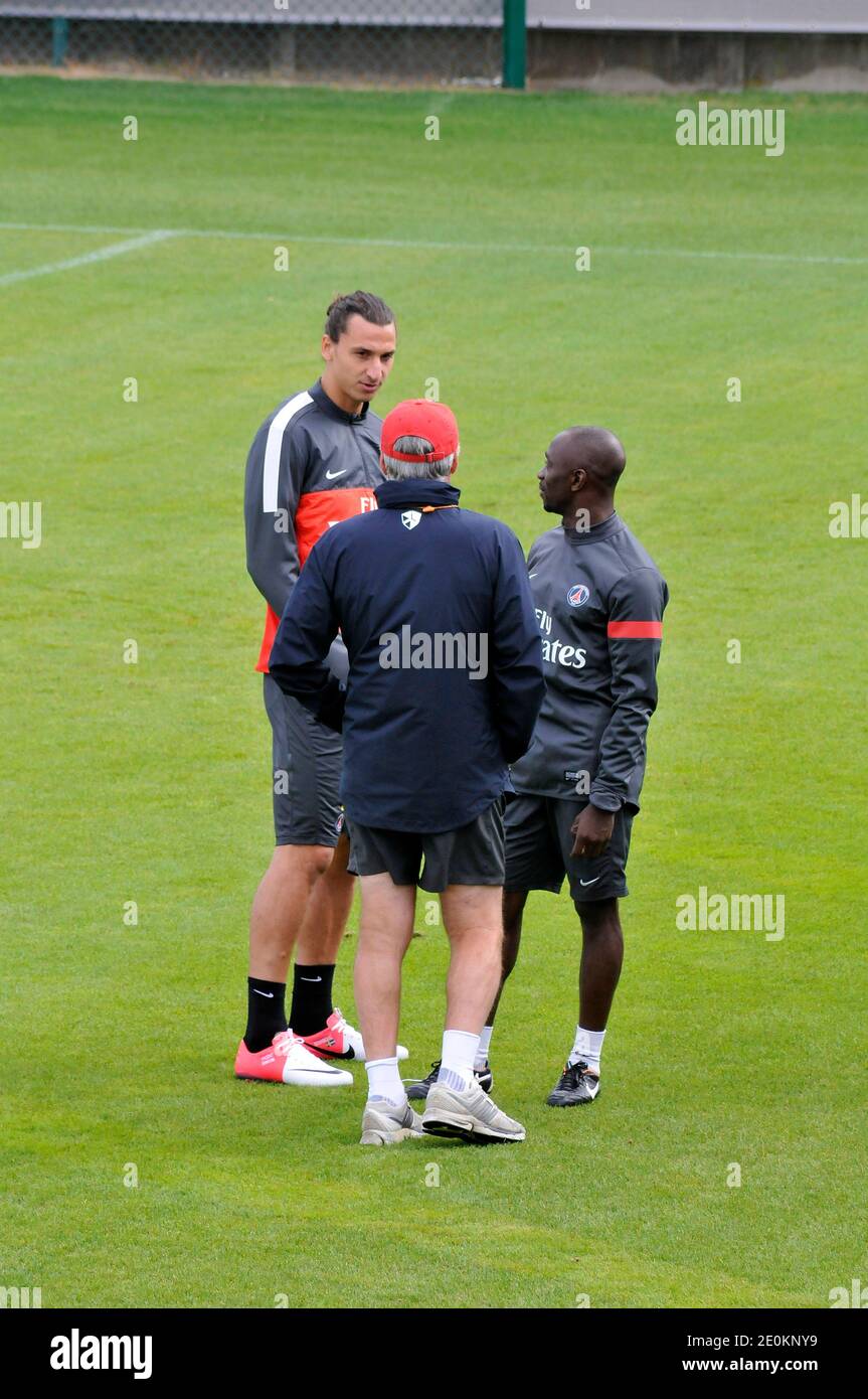 PSG-Trainer Carlo Ancelotti und Zlatan Ibrahimovic während eines Fußballtrainings im Camp des Loges in Saint-Germain-en-Laye bei Paris, Frankreich am 31. August 2012. Foto von Thierry Plessis/ABACAPRESS.COM Stockfoto
