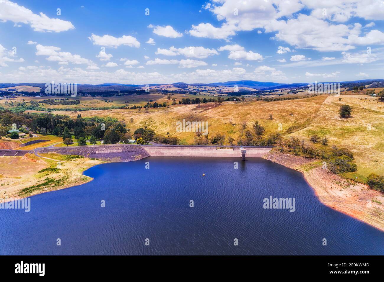 Damm auf Fischfluss am Lake Oberon - grüne erneuerbare Energie und Hydro-Schema von NSW, Australien - Luftaufnahme. Stockfoto