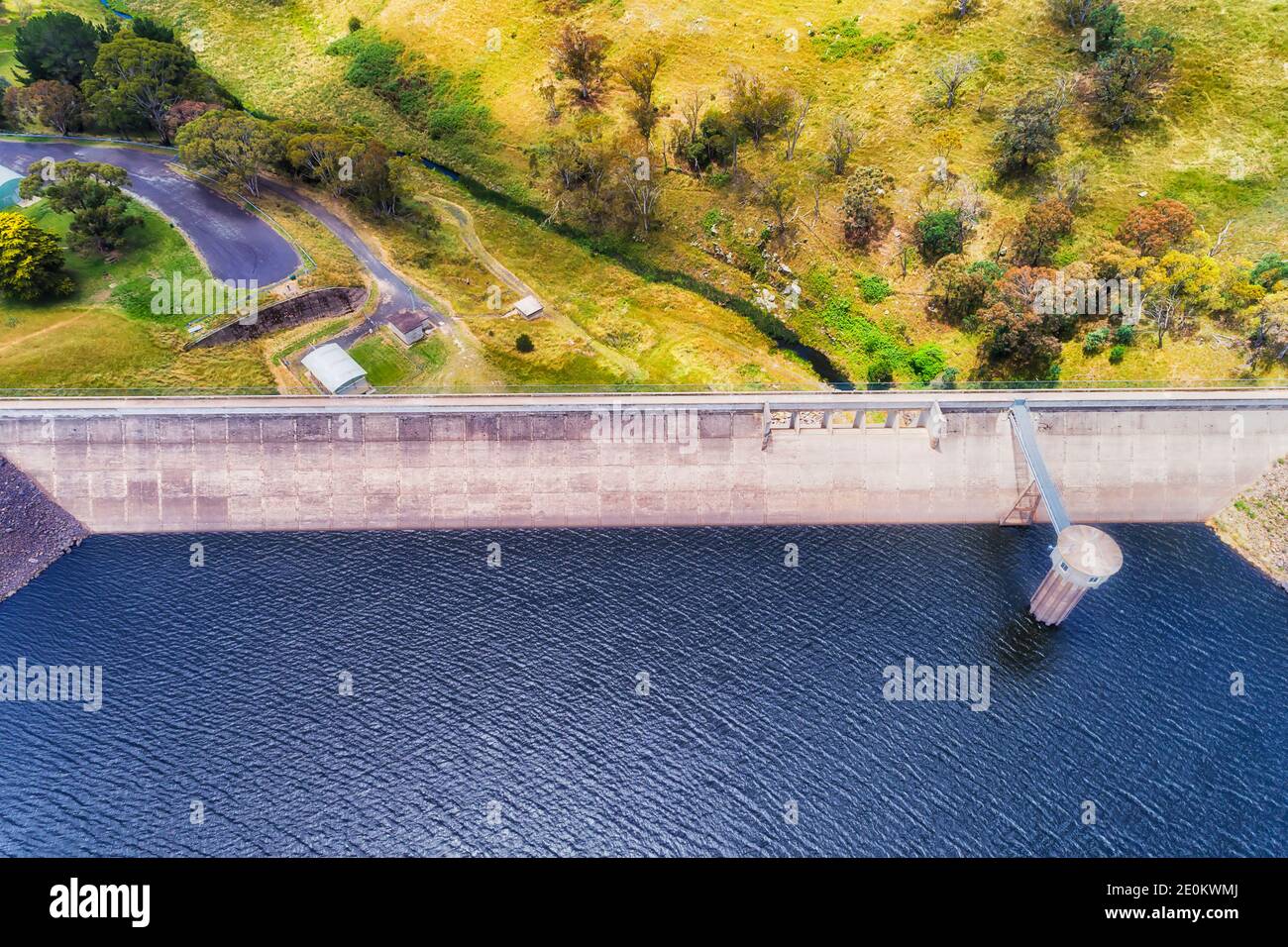 Denken Sie an einen Betondamm am Oberon Lake, der den Fischfluss überquert - von oben aus gesehen. Stockfoto