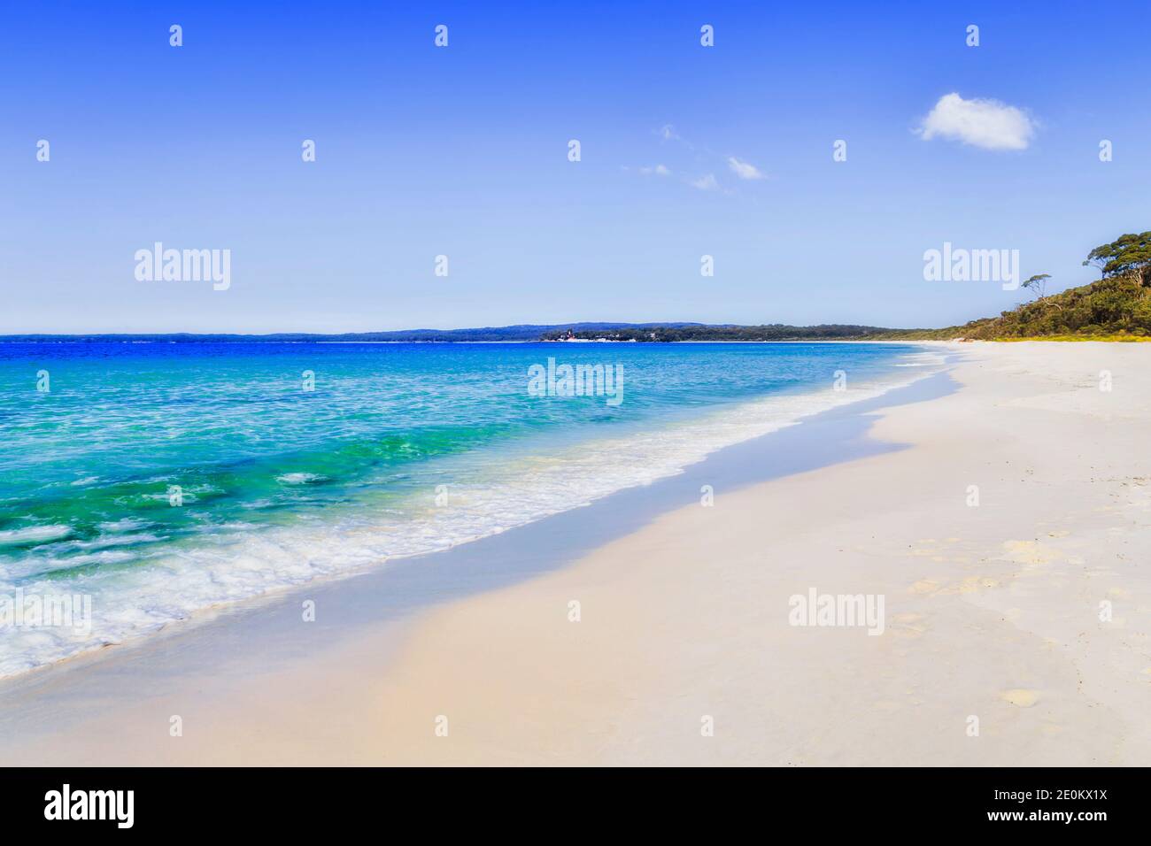 Glatter, makelloser weißer Sandstrand in der Jervis Bucht von Australien an einem sonnigen Sommertag - perfektes Urlaubsziel. Stockfoto