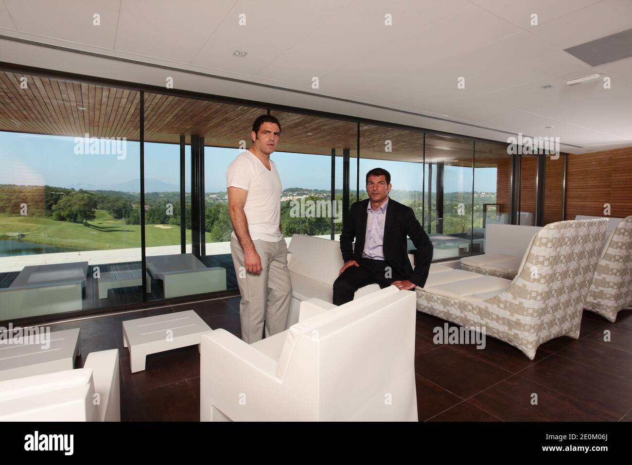 Der ehemalige Frankreich Rugby Trainer Marc und sein Bruder Thomas Lievremont posiert in ihrem neuen 950 m² 'Makila SPA' mit Massagen und Beauty Care Kabinen, Fitness, Sauna, Jacuzzi, Hammam, Gym, Solarium und einer Teestube in Biarritz, Frankreich am 1. Juni 2012. Foto von Patrick Tohier/Photomobile/ABACAPRESS.COM Stockfoto
