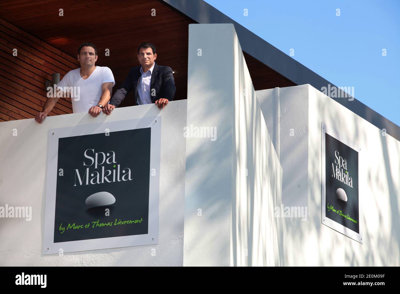 Der ehemalige Frankreich Rugby Trainer Marc und sein Bruder Thomas Lievremont posiert in ihrem neuen 950 m² 'Makila SPA' mit Massagen und Beauty Care Kabinen, Fitness, Sauna, Jacuzzi, Hammam, Gym, Solarium und einer Teestube in Biarritz, Frankreich am 1. Juni 2012. Foto von Patrick Tohier/Photomobile/ABACAPRESS.COM Stockfoto